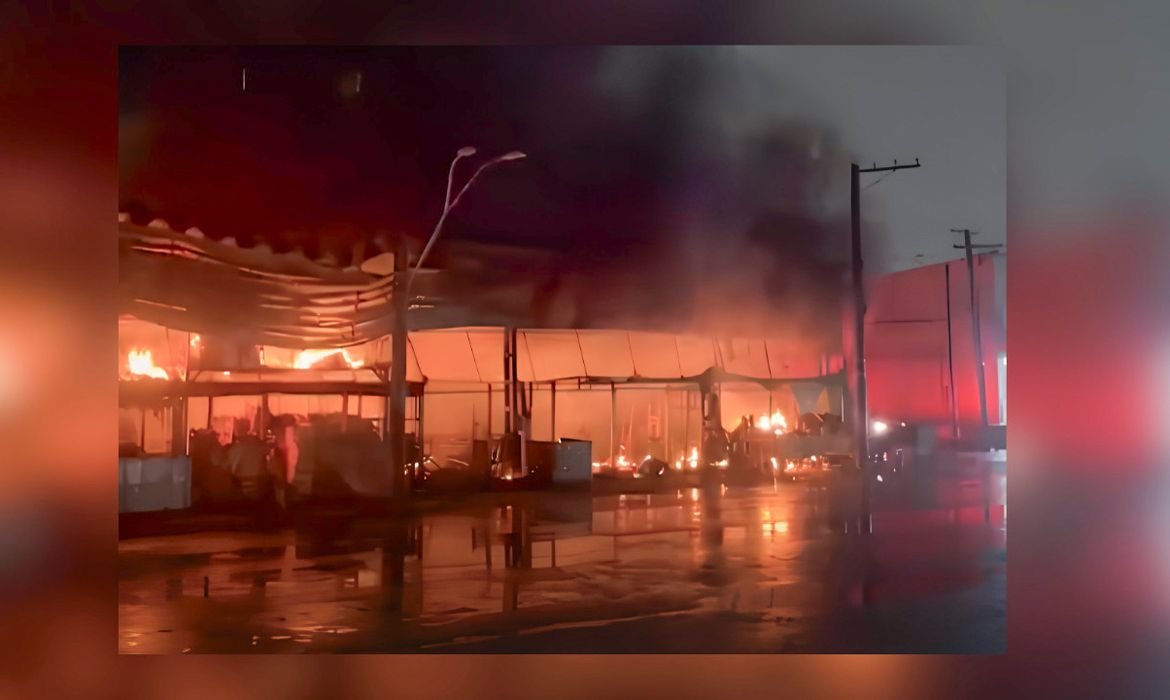 Incêndio atinge pavilhão de frutas no Ceagesp; não há vítimas