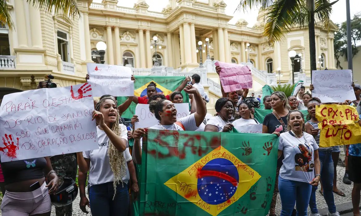 Moradores do Rio protestam contra mortes na operação Contenção