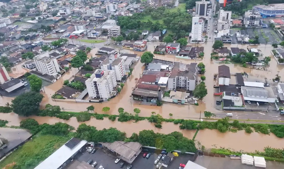 Frente fria oscila sobre SC e traz risco de temporais e enxurradas