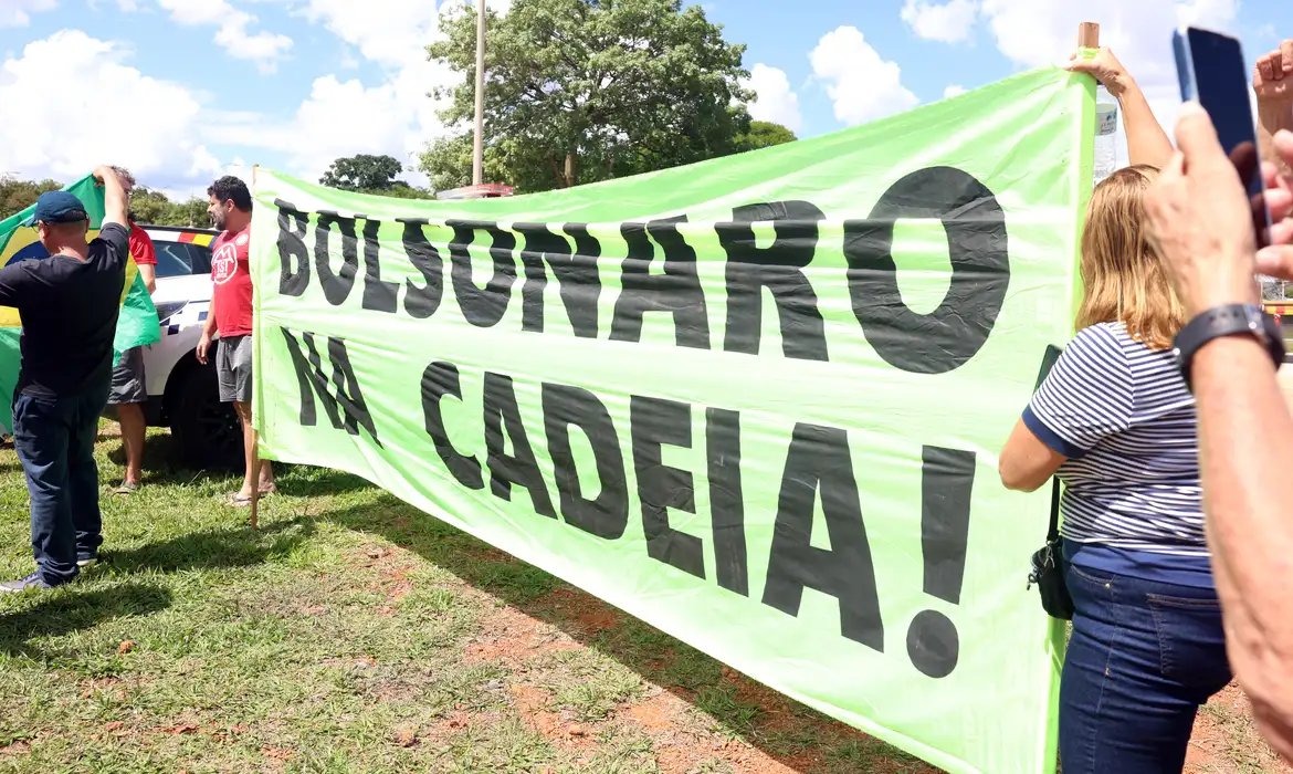 Saiba os crimes cometidos por Bolsonaro e 6 aliados na trama golpista