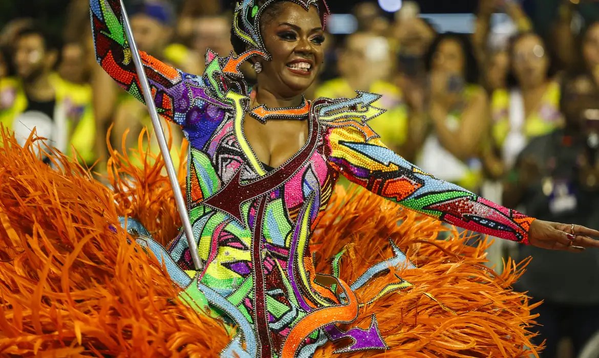 Brasileiros históricos serão homenageados no 2º dia de desfile em SP