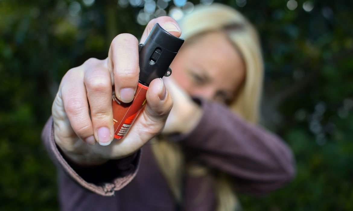 Lei que permite spray de pimenta para defesa pessoal entra em vigor 