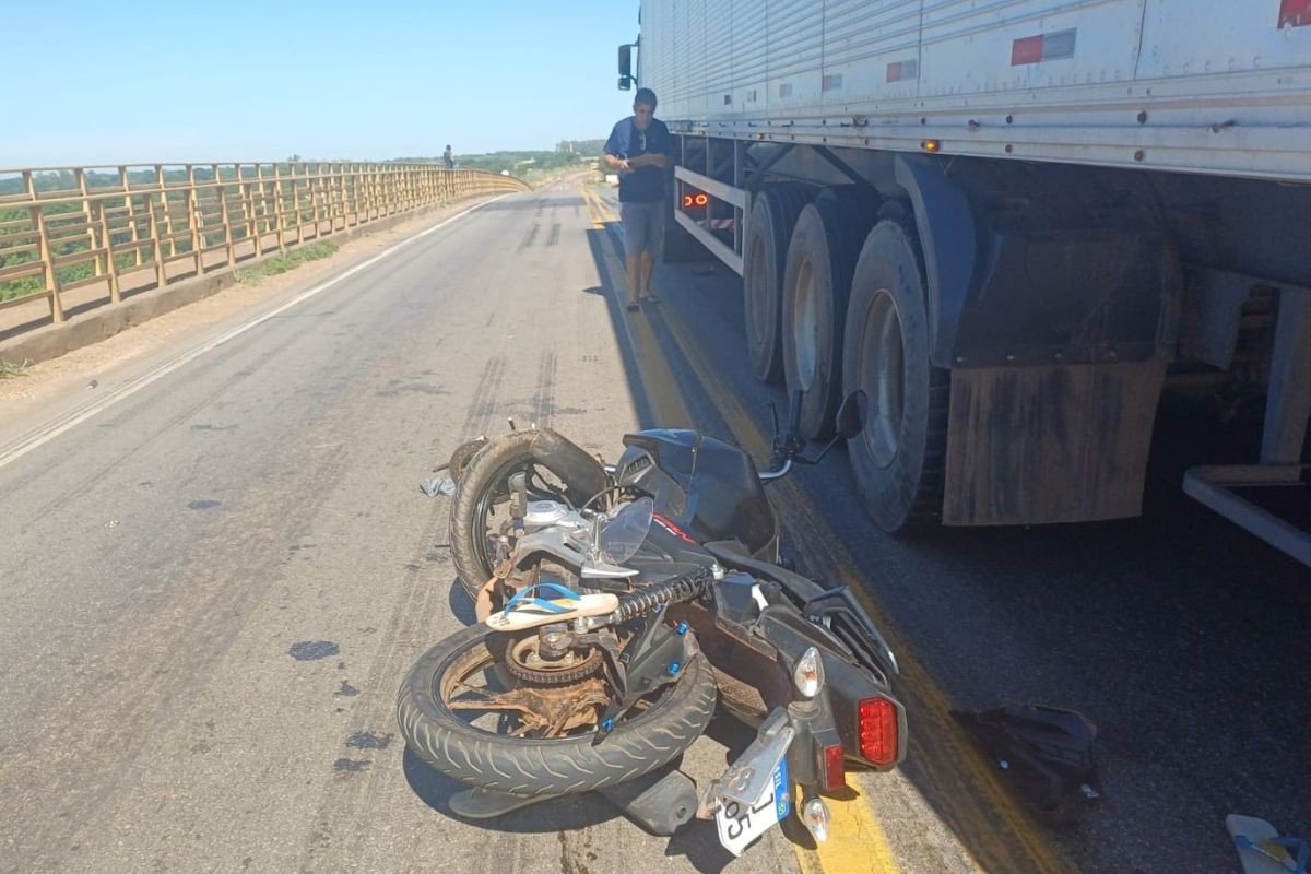 Acidente entre moto e carreta mata motociclista e deixa passageira e criança feridas na BR-070 em MT