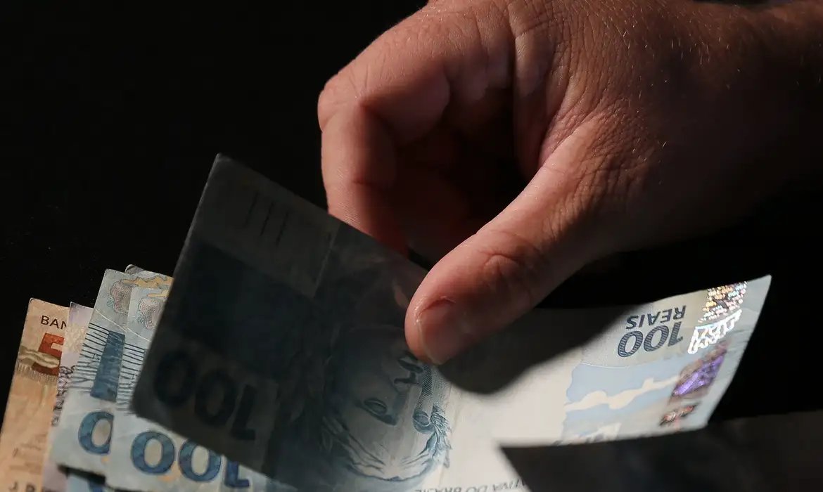 Governo avalia uso do FGTS para quitar dívidas, diz Durigan