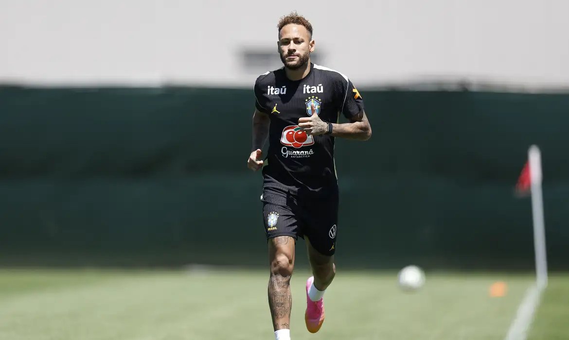 Neymar vai a campo pela primeira vez em treino da seleção brasileira