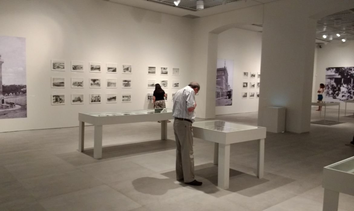 Exposição em Fortaleza retrata vida e obra de Antônio Poteiro