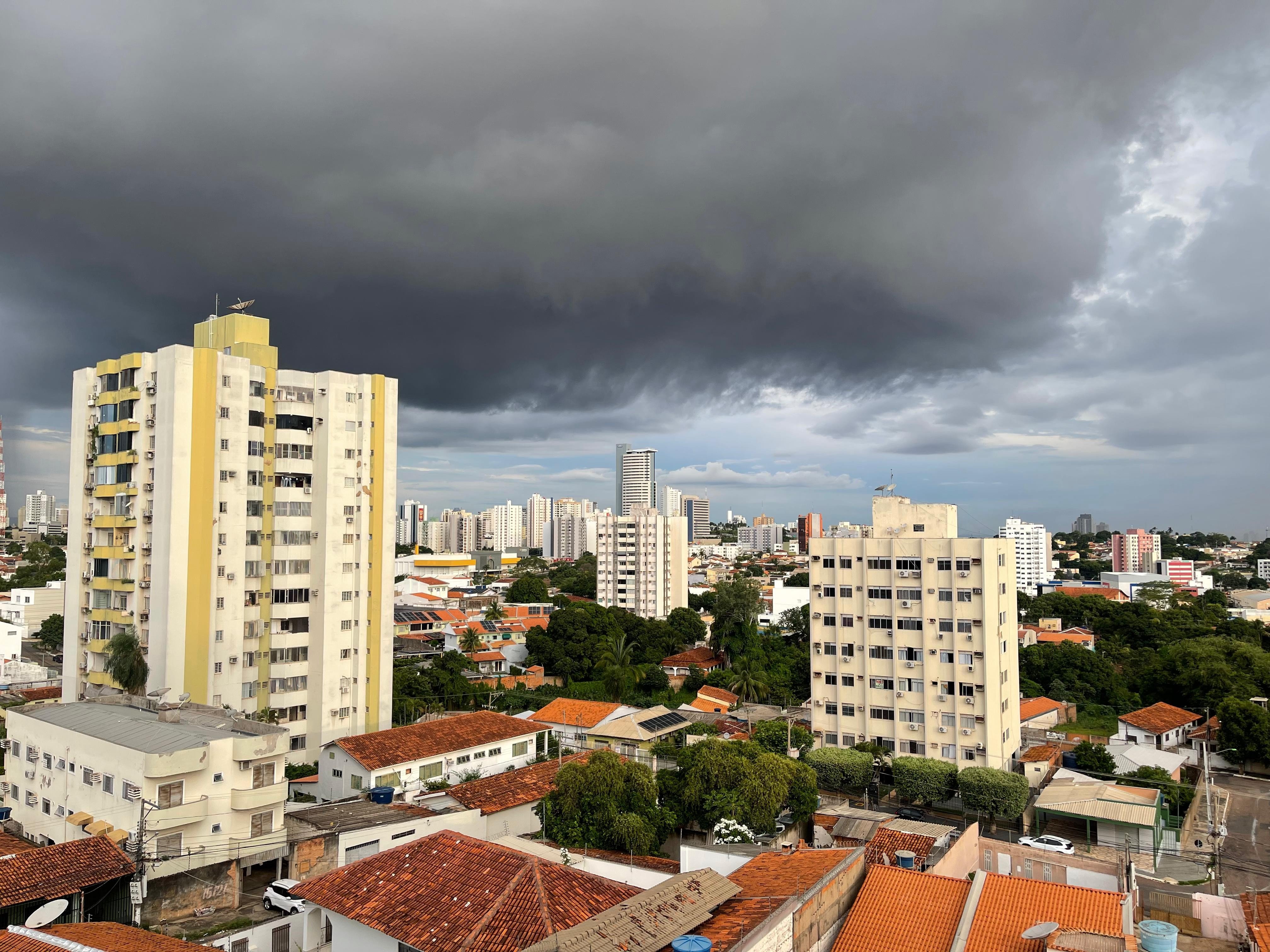 Cuiabá e outros 63 municípios entram em alerta para chuvas intensas, ventos fortes e granizo; veja orientações