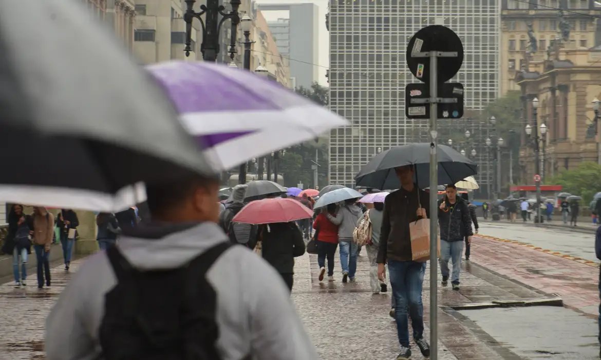 Defesa Civil de SP retoma gabinete de crise após previsão de chuvas