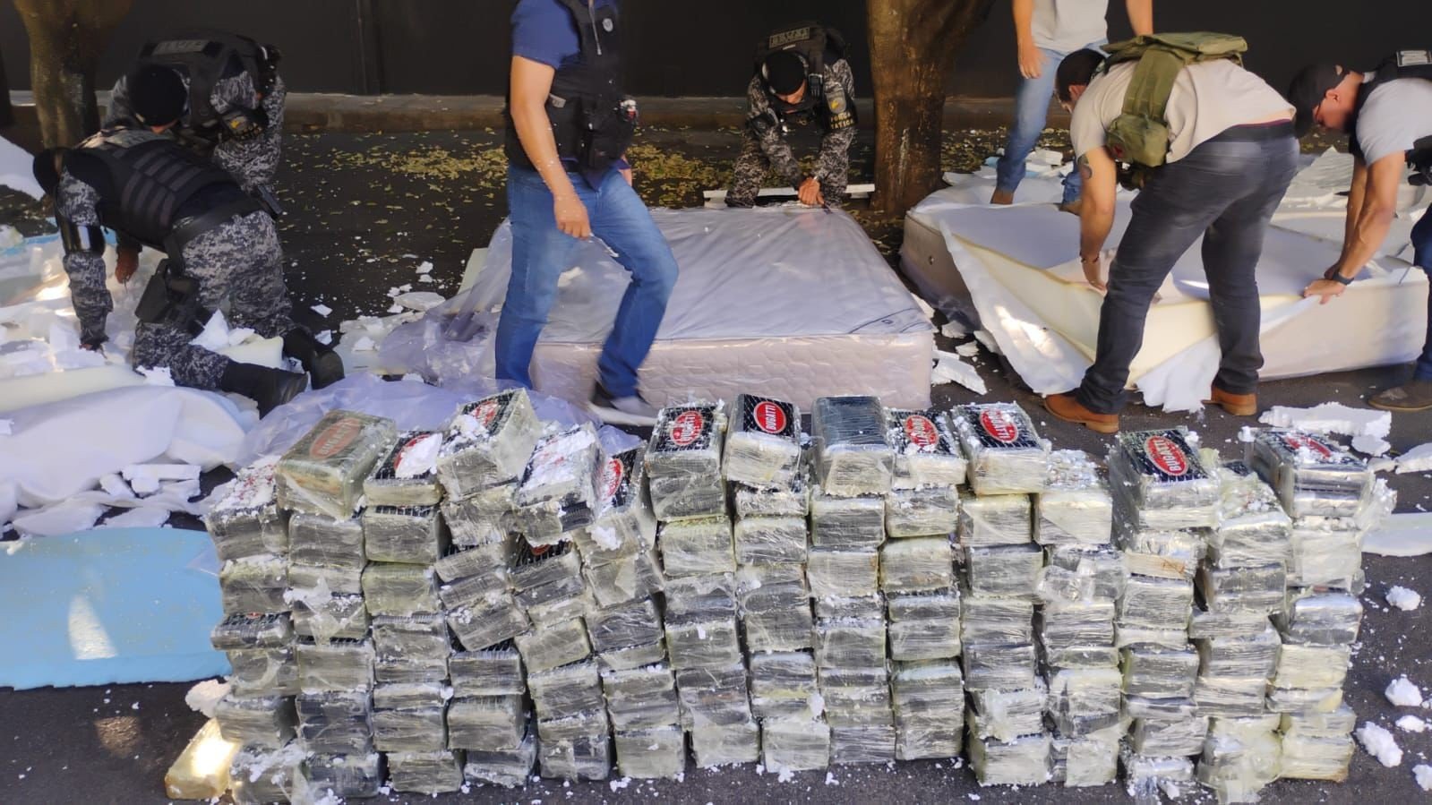 Motorista é preso pela PF suspeito de carregar drogas escondidas em colchões em MT; vídeo