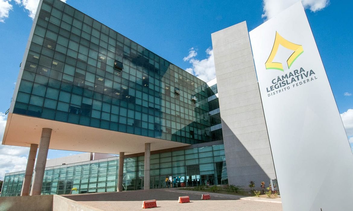 Deputados distritais extinguem jornada 6x1 de terceirizados