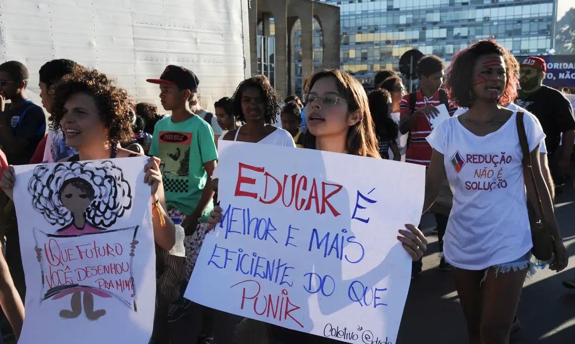 CCJ adia novamente análise de PEC sobre redução da maioridade penal