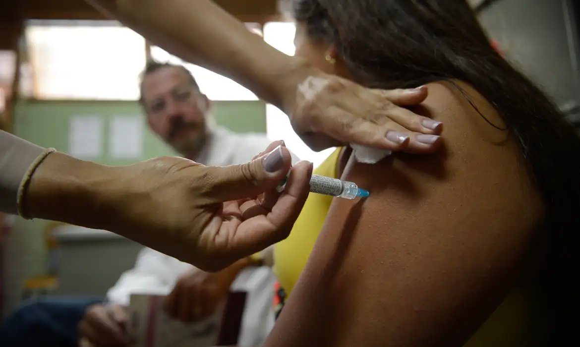 Empresas deverão informar trabalhadores sobre cânceres e vacina