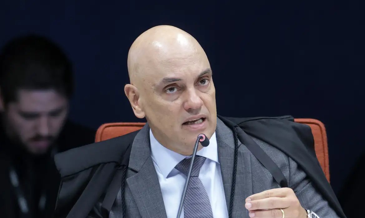 Moraes envia à PGR laudo de que Bolsonaro violou tornozeleira
