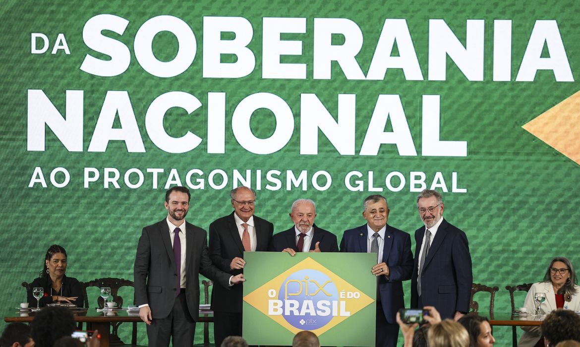 \"Brasil não abaixa a cabeça\", diz Durigan ao defender soberania e Pix