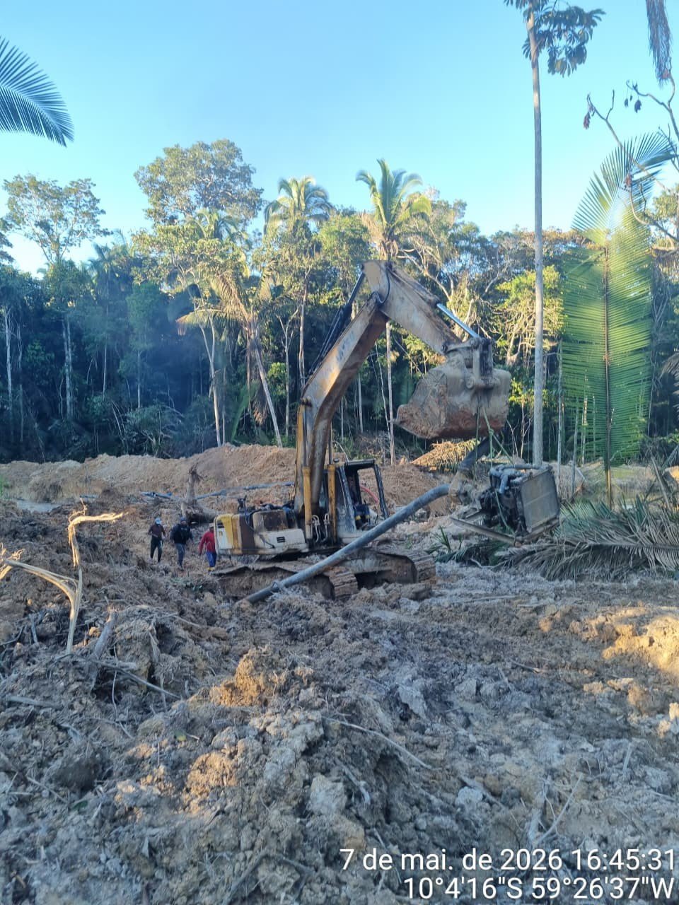 Garimpo ilegal é fechado em área rural e PM apreende escavadeira e motores em MT
