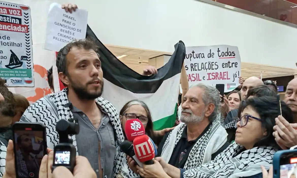 Ativista Thiago Ávila volta ao país após prisão em Israel