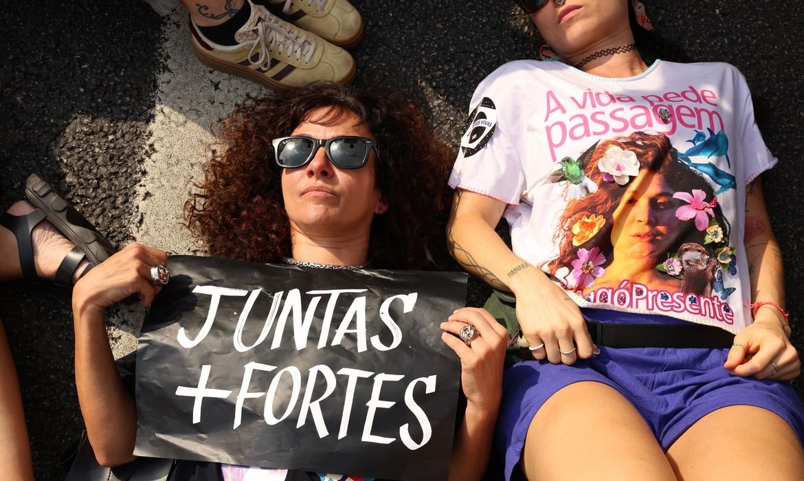 Homicídios de mulheres diminuem no Brasil; feminicídios ficam estáveis