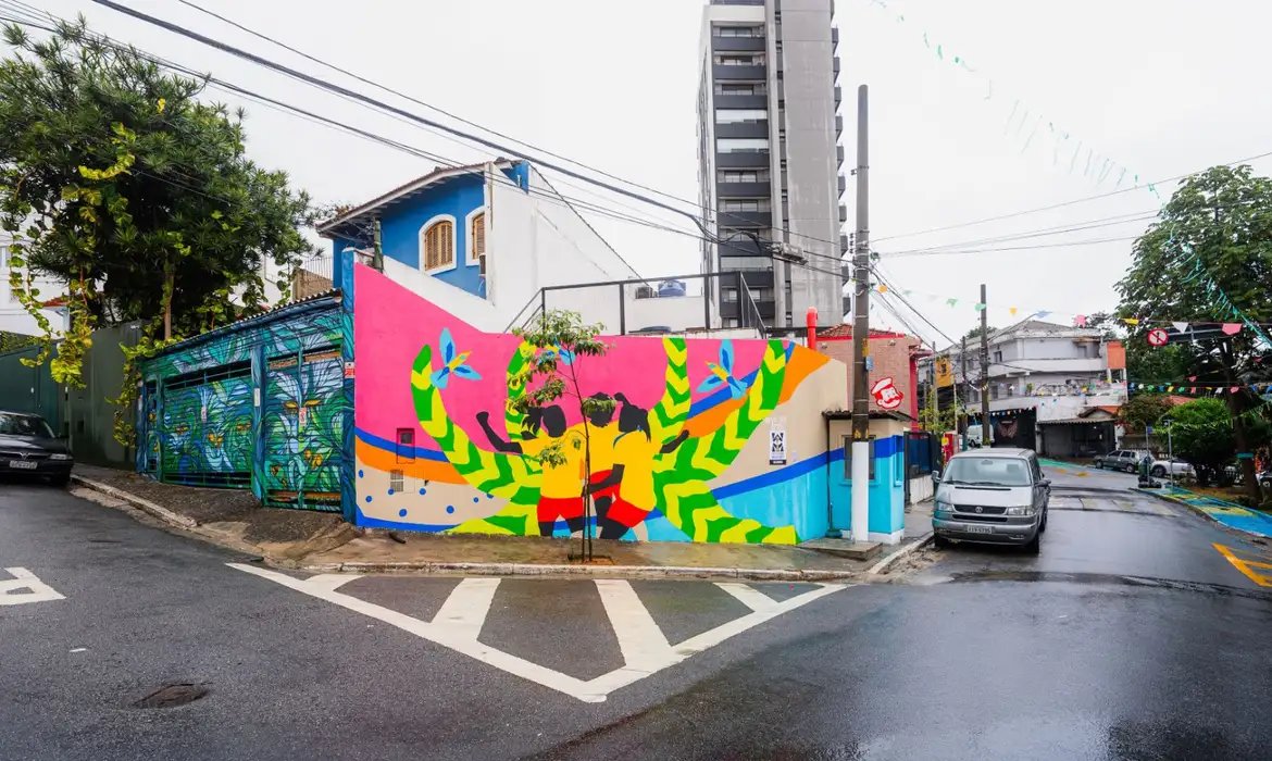 Mural em SP celebra futebol feminino um ano antes da Copa no Brasil