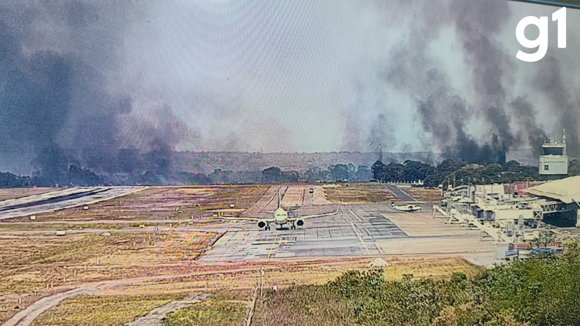 Incêndio atinge área de vegetação próxima ao Aeroporto Marechal Rondon, em Várzea Grande (MT)
