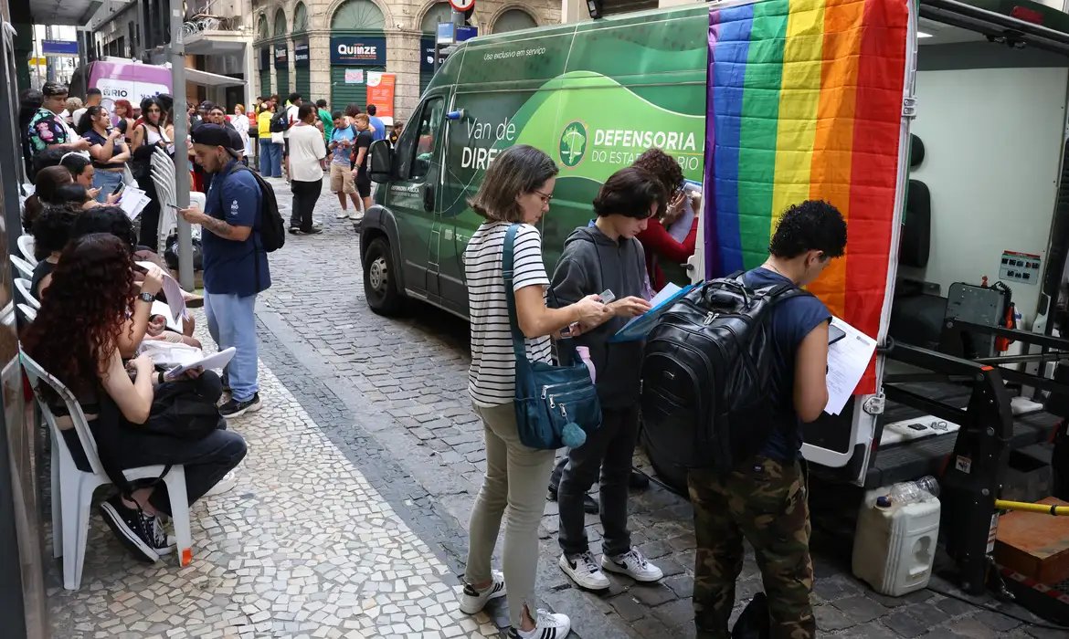 Transexuais e travestis fazem ato no RJ em defesa da democracia