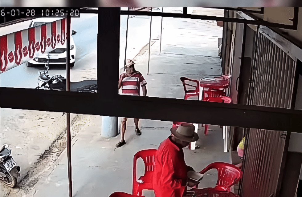 VÍDEO: poste salva homem de atropelamento após carro atingir moto e invadir calçada em MT