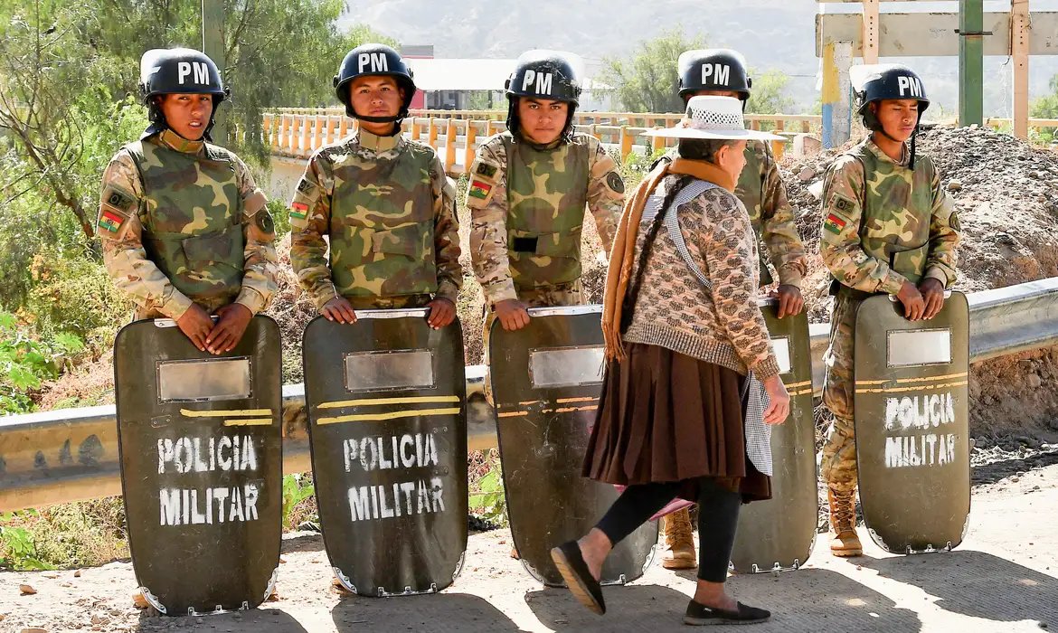 Bolívia: caem bloqueios após estado de exceção e acordo com sindicato