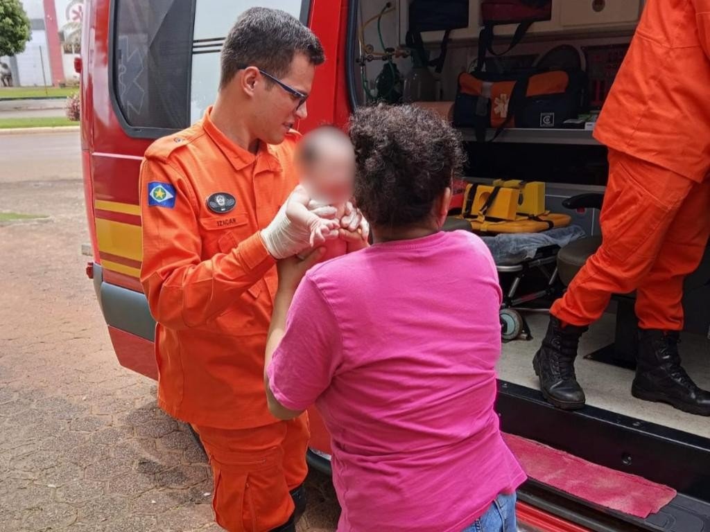 Bebê de 5 dias engasga durante amamentação e mobiliza bombeiros em MT; saiba como agir nesses casos