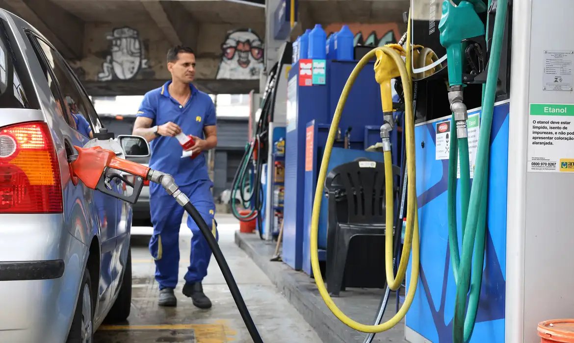 Subsídio de R$ 0,44 por litro da gasolina é prorrogado por 30 dias