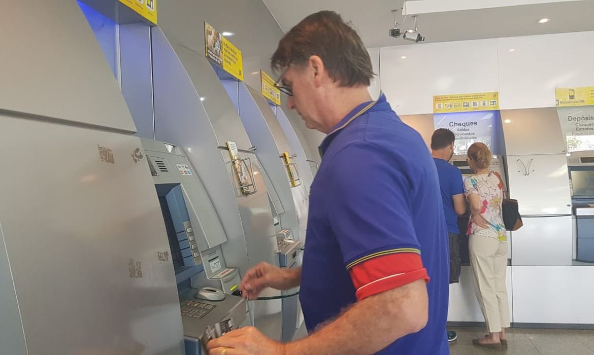 Receita paga nesta sexta maior lote de restituição do IR da história