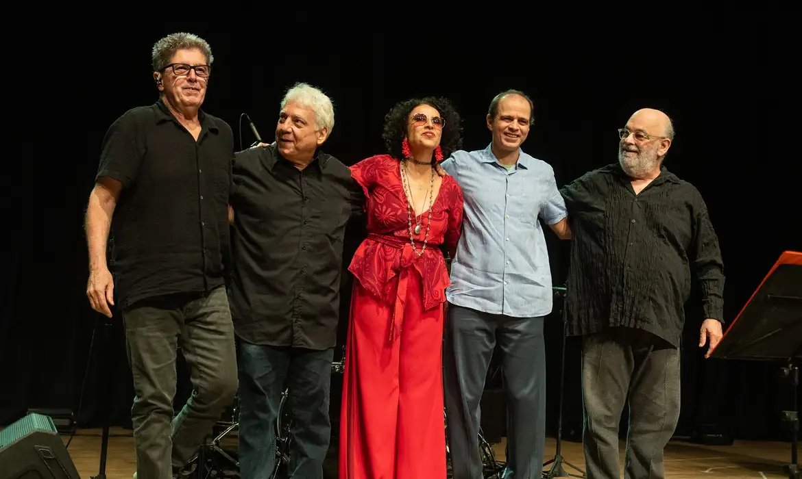 Repertório de Caetano Veloso embala show exclusivo na TV Brasil