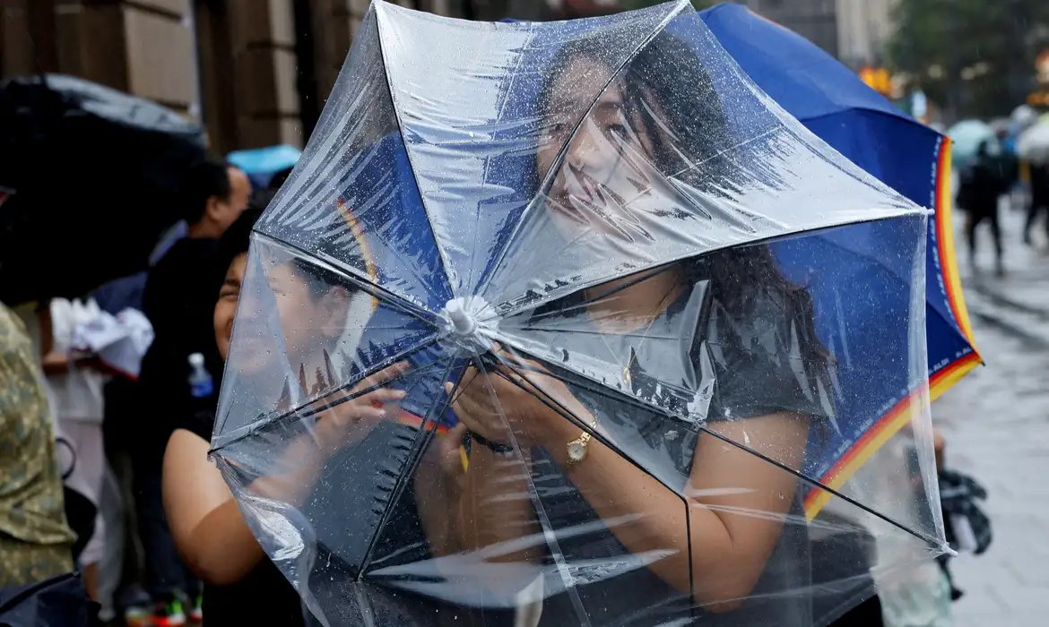 Chuva forte atinge Pequim durante passagem do tufão Dolphin 