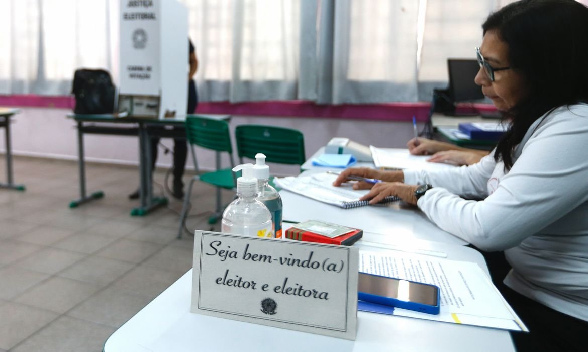 Eleições 2026: eleitor pode se inscrever para ser mesário voluntário