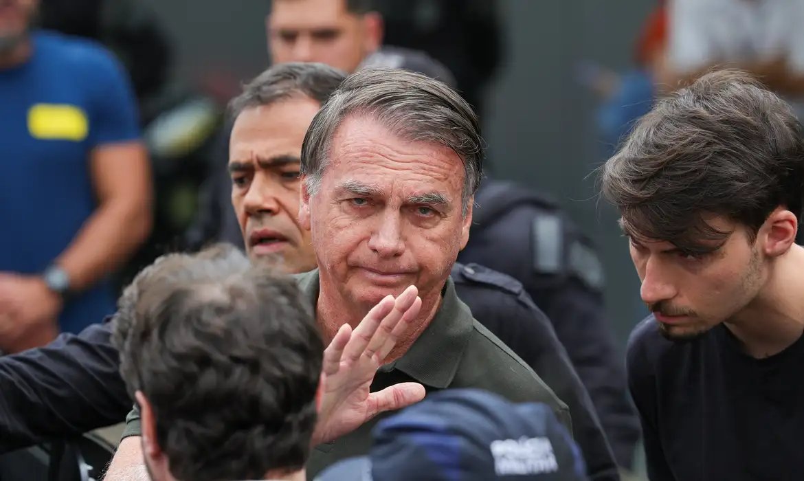 Delegado pede ao STF para ouvir Bolsonaro sobre arma apreendida