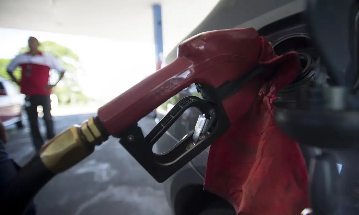 Com nova alta mundial do petróleo, governo mantém desconto na gasolina