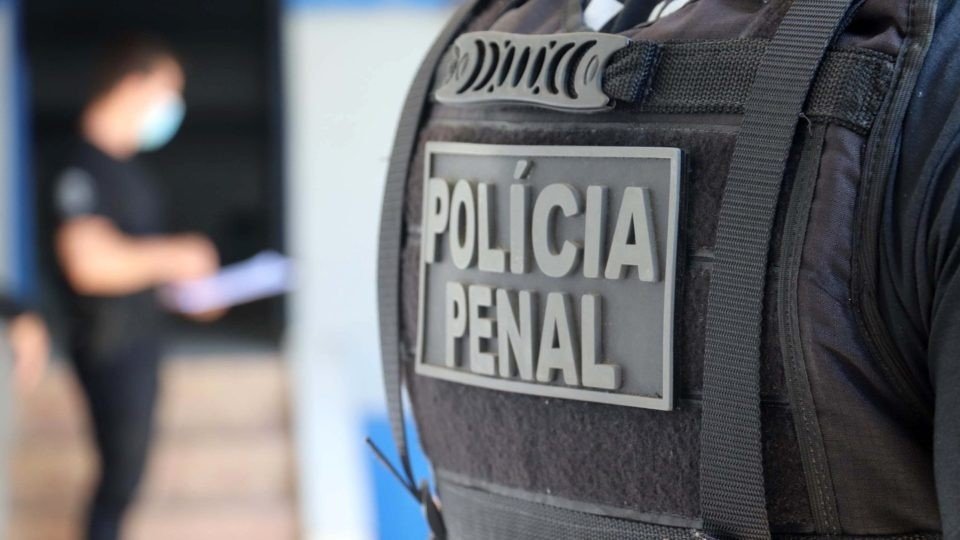 Sindicato pede transferência de presos após denúncia que afastou 22 policiais penais por suspeita de tortura em MT