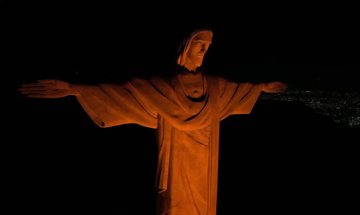 Cristo Redentor iluminado na cor laranja alerta contra o feminicídio