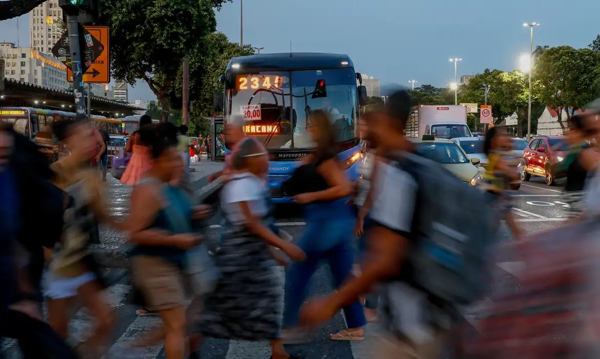 Estudo revela como medo da violência limita rotina de mulheres no RJ