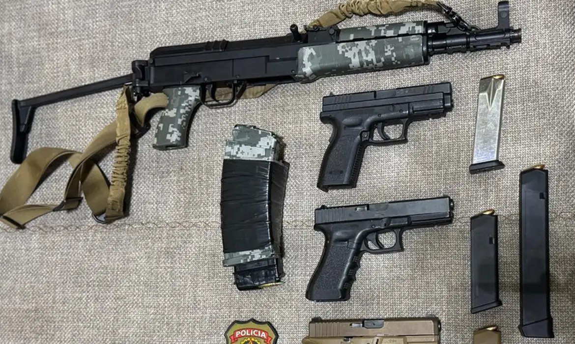 Flexibilização de armas em 2019 levou a desvio de pistolas para crime