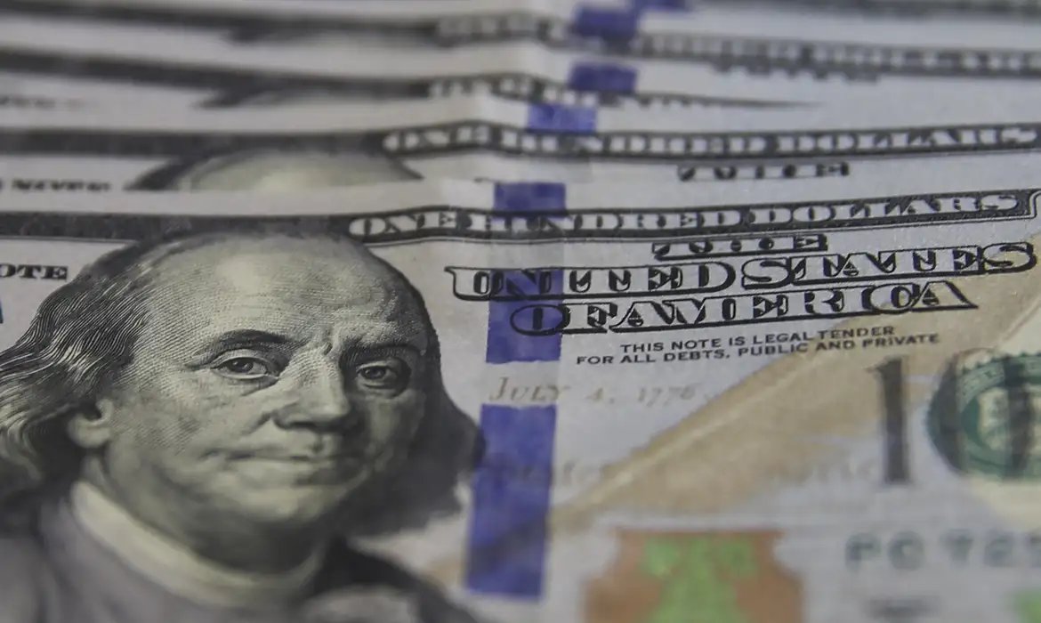 Dólar cai para R$ 5,07, no menor nível em um mês