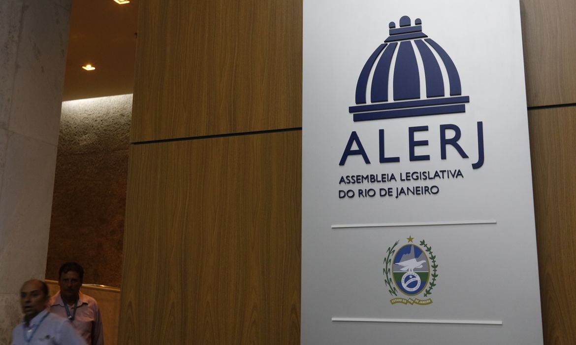 Deputados do RJ aprovam tornozeleira rosa para agressores de mulheres