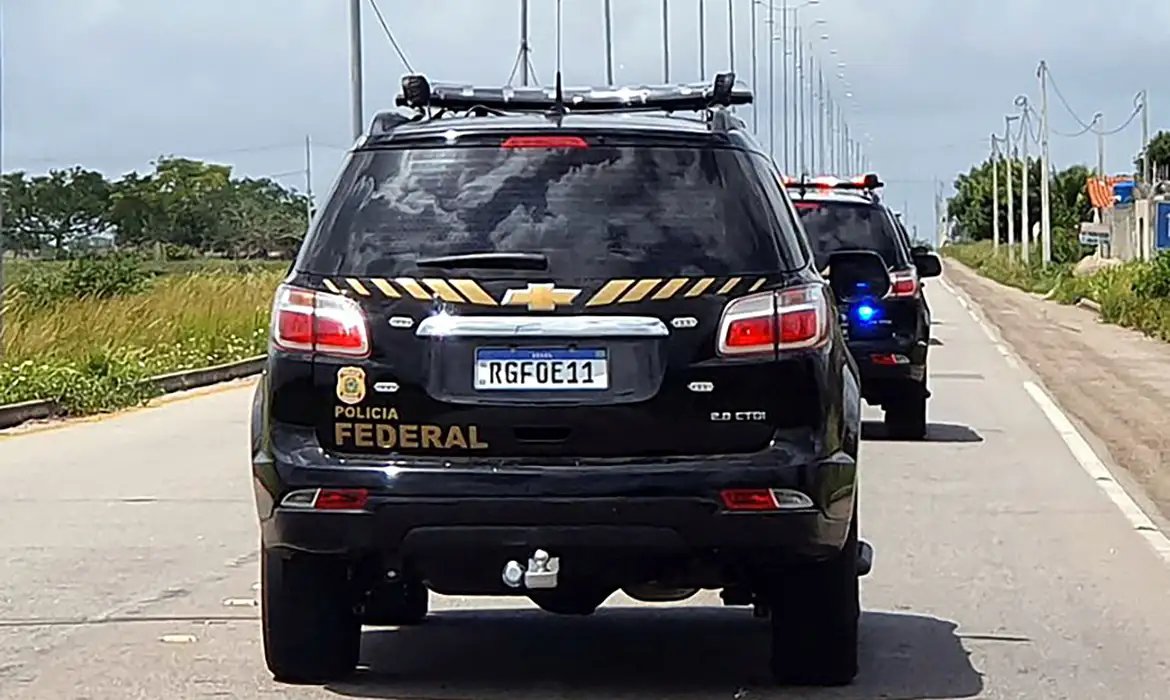 PF realiza operação para combater tráfico de cocaína do PCC