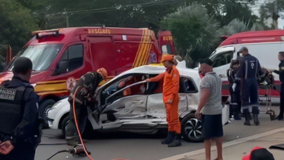 Caminhonete avança sinal vermelho, bate em carro e deixa idosos presos às ferragens em MT
