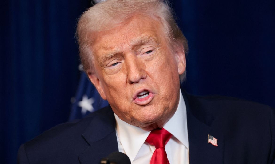 Trump assina decretos e restringe cidadania por nascimento 