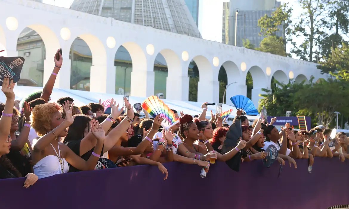 Parada LGBTQIA+ no Rio defende mais representantes no Legislativo