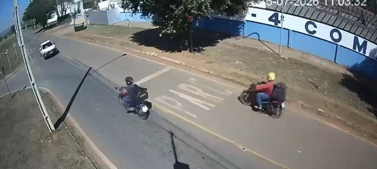 Vídeo: entregadora por aplicativo morre após bater de frente com caminhonete em MT