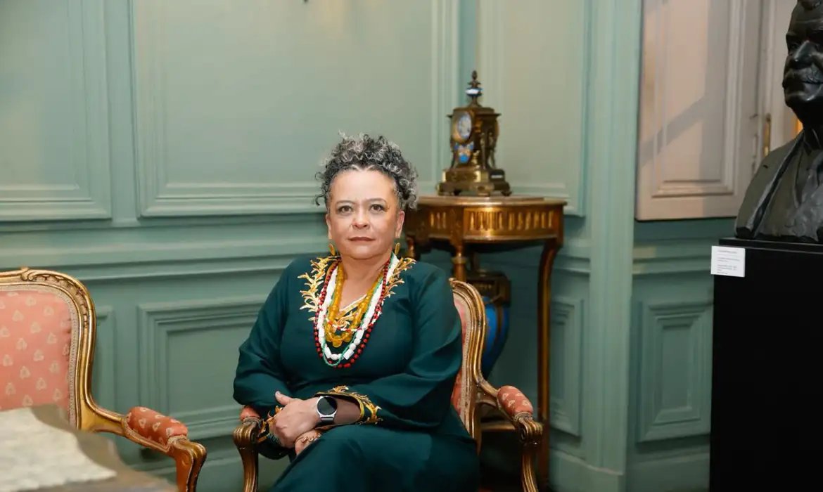 1ª negra imortal: escritora Ana Maria Gonçalves toma posse na ABL