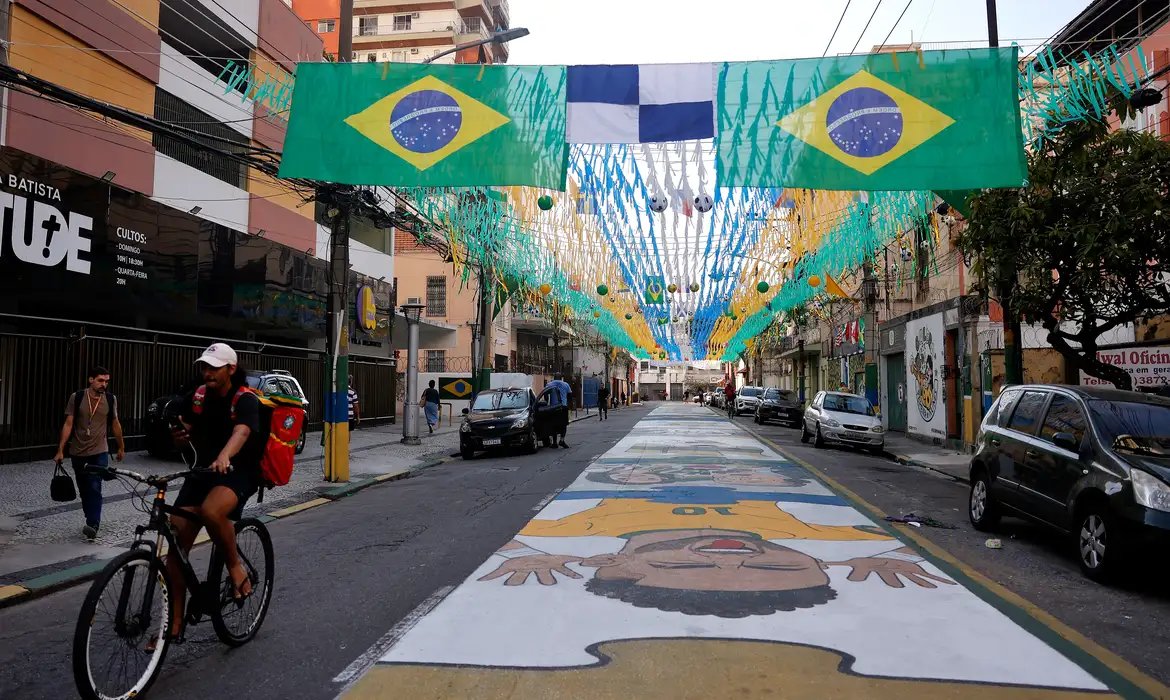 Ruas decoradas para Copa do Mundo reforçam vínculo comunitário no Rio