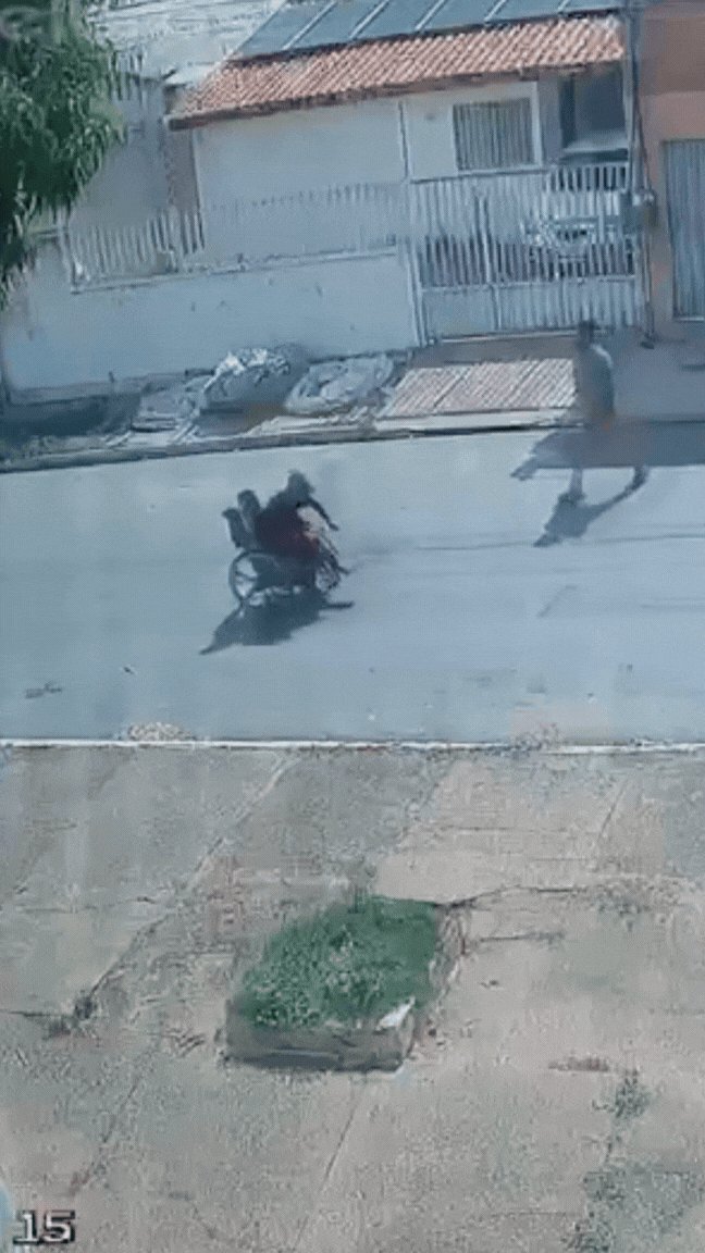 VÍDEO: homem se levanta da cadeira de rodas e anda durante discussão em MT
