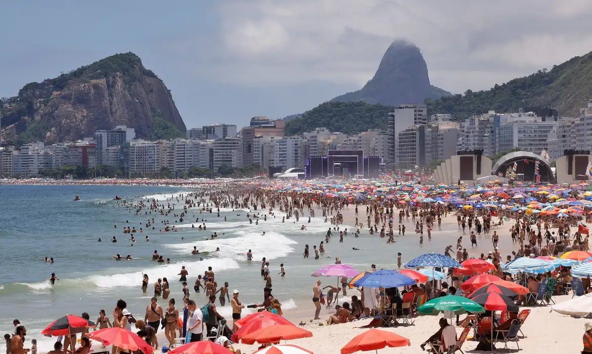 Resgates no mar do RJ passam de mil. Veja orientações de segurança