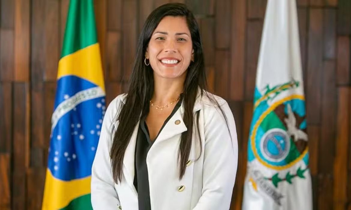 Justiça proíbe deputada de incentivar demissão de opositores